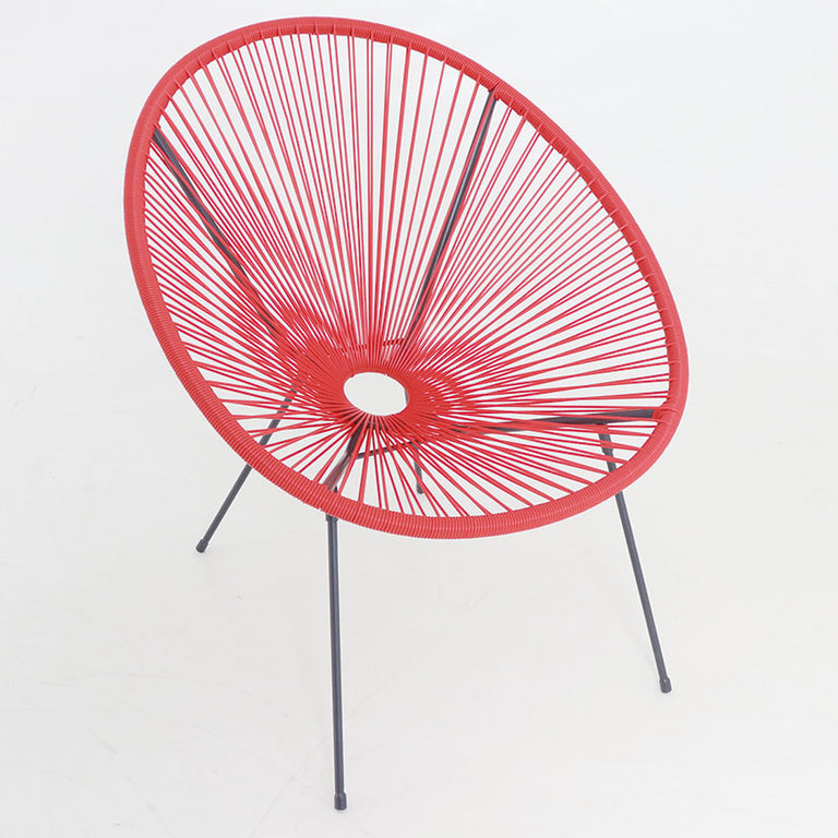 Sillón vintage estilo Acapulco color rojo con estructura metálica negra y tejido de ratán sintético para exterior.