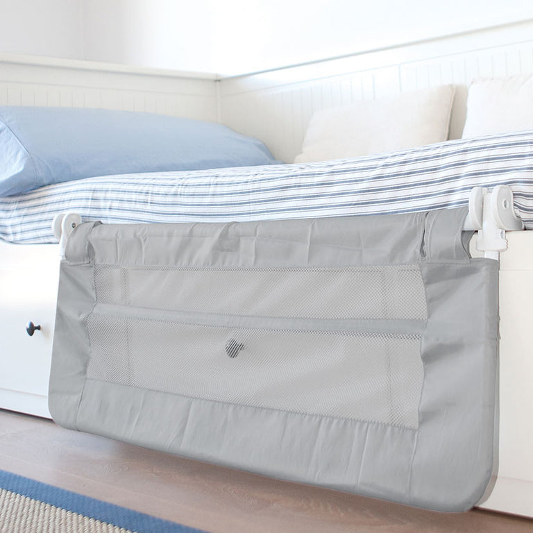 Detalle de la barrera de cama Arregui en posición abatida para hacer la cama cómodamente.