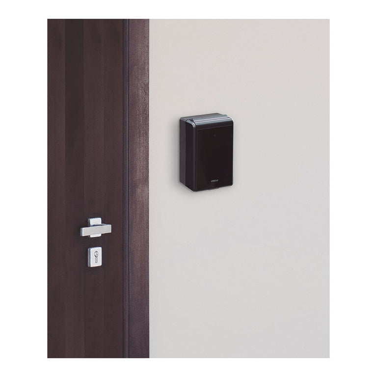 Caja de seguridad para llaves Arregui Keeper-E cerrada instalada junto a una puerta