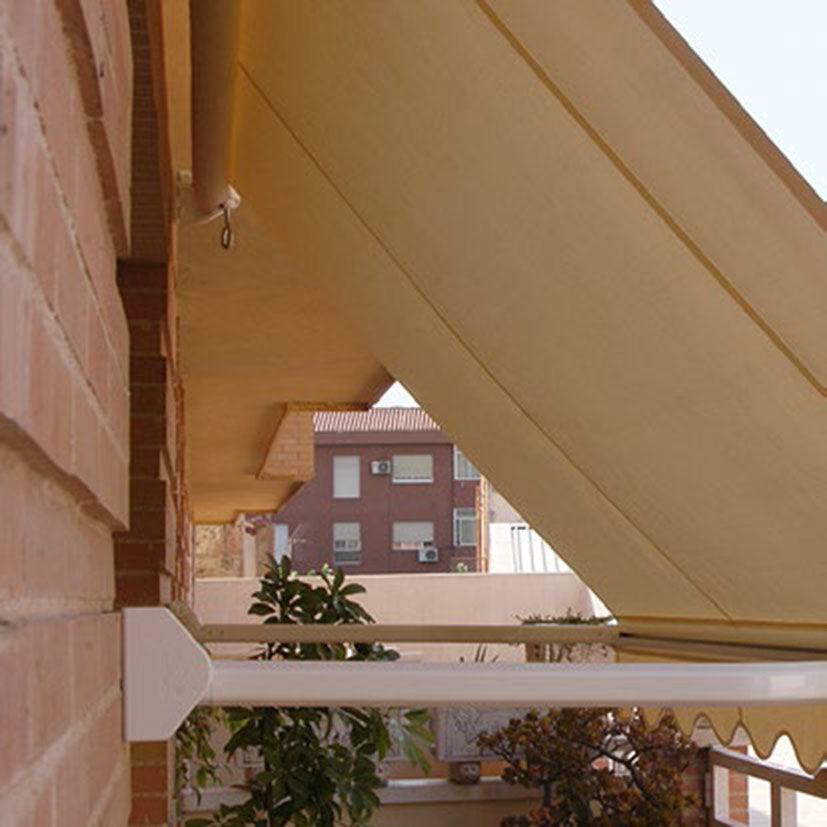 Ejemplo de instalación real de soporte de pared para brazo de toldo en fachada de ladrillo.