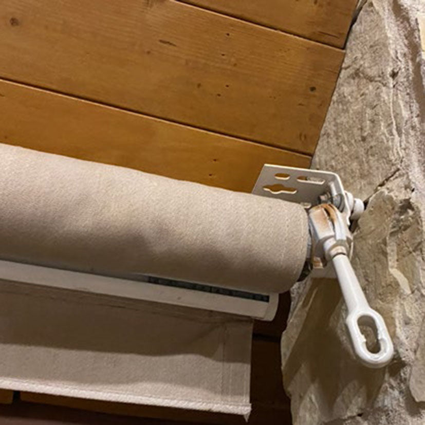 Instalación real de máquina de enrollar toldo MICEL en soporte exterior