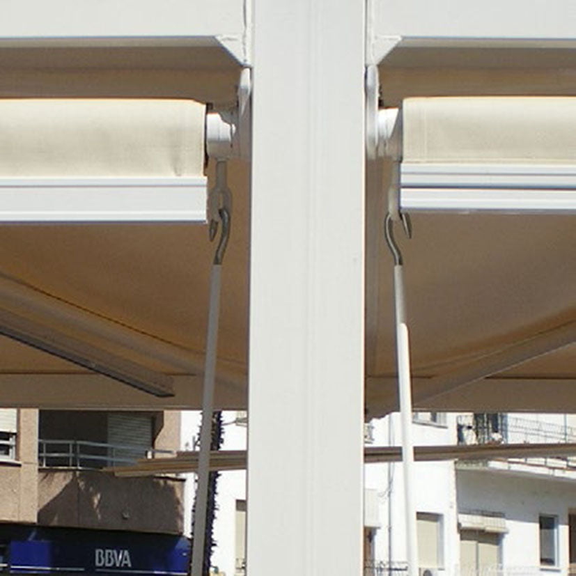 Detalle de instalación de soportes MICEL en estructura de toldo exterior blanco