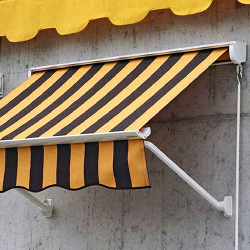 Ejemplo de instalación de toldo tipo stor con brazos de aluminio fijados a barandilla.