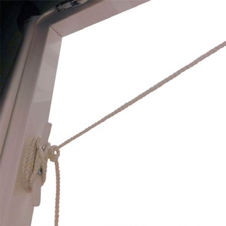 Instalación real de cornamusa blanca MICEL sujetando la cuerda de un toldo en estructura metálica.