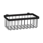 Detalle de cesta metálica negra de rejilla para accesorios de limpieza de cocina