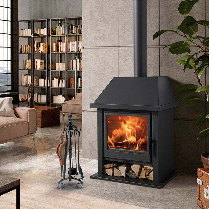 Kit de limpieza de chimenea clásico de 5 piezas con fuelle ubicado junto a una chimenea de diseño encendida.