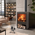 Accesorios de chimenea modelo Gaudí situados junto a una estufa de leña moderna en un salón contemporáneo.