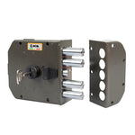 Cerradura MOIA 432 seguridad para puertas de madera vista lateral con llave insertada