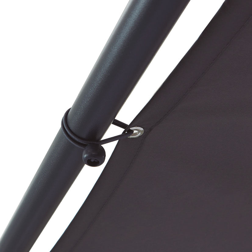 Detalle de fijación del toldo con gomas elásticas y ojales metálicos sobre tubo de acero