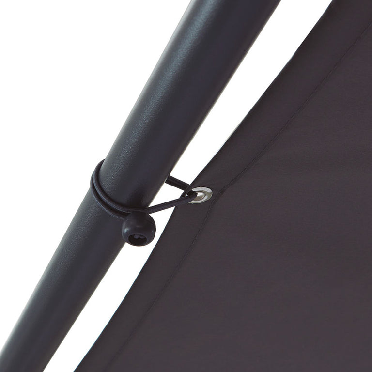 Detalle de fijación del toldo con gomas elásticas y ojales metálicos sobre tubo de acero