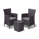Conjunto Keter Iowa de dos sillones y mesa auxiliar en resina gris antracita con cojines sobre fondo blanco.