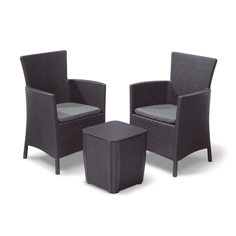 Conjunto Keter Iowa de dos sillones y mesa auxiliar en resina gris antracita con cojines sobre fondo blanco.