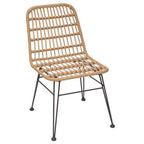Silla de jardín Lambada en resina trenzada color natural con patas de acero negro de diseño minimalista.