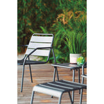 Primer plano de sillón y mesa de acero gris antracita del conjunto relax Phuket para exteriores.