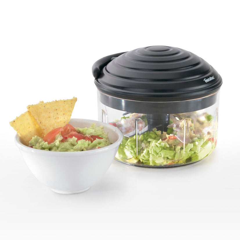 Picadora RotoMac All Black junto a un bol de guacamole recién preparado resaltando su eficacia.