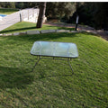 Mesa rectangular de cristal sobre césped