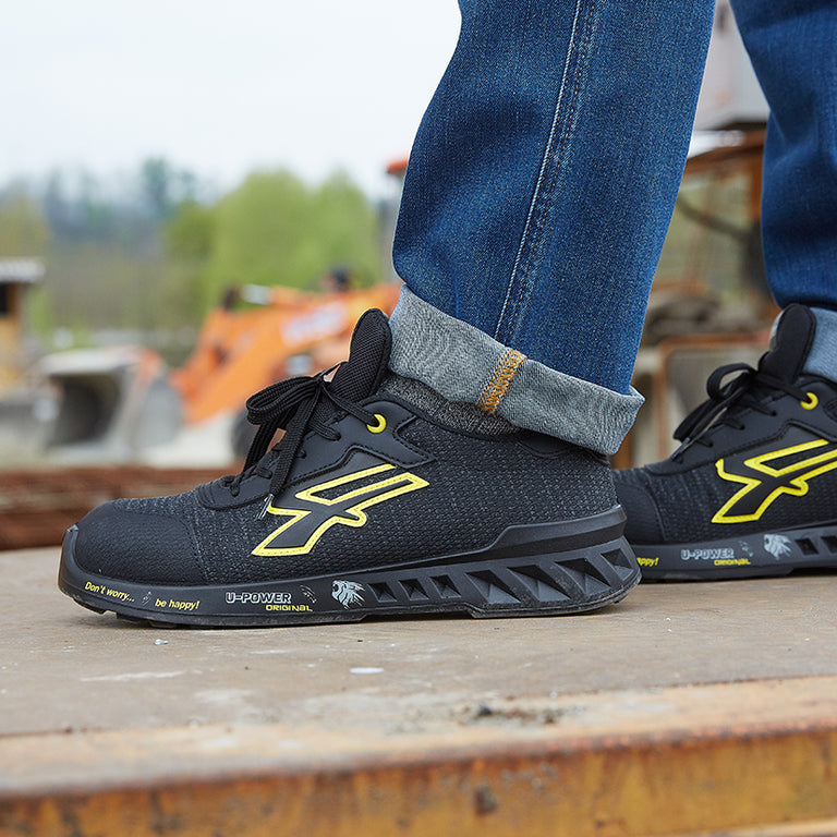 Zapatilla de trabajo U-Power Frank en uso real sobre superficie metálica industrial