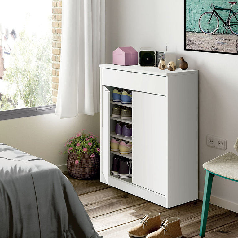 Mueble zapatero blanco Berlín en ambiente de dormitorio con calzado organizado en estantes interiores.