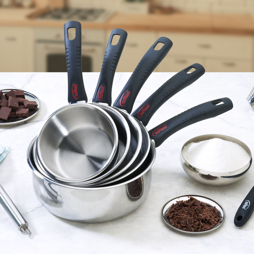 Variedad de tamaños de cazos Inoxibar Forma presentados en ambiente de cocina