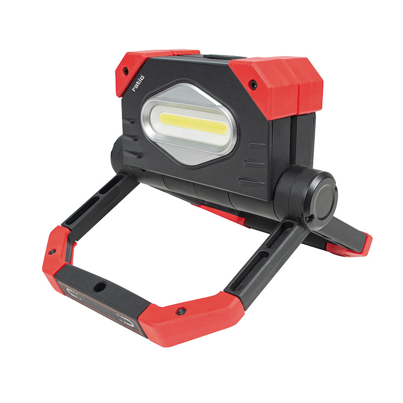Foco de trabajo RATIO XF-01 plegado en posición de apoyo estable para iluminación de precisión.
