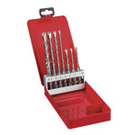 Set de 7 brocas Milwaukee SDS-Plus M2 en estuche metálico rojo abierto mostrando medidas de 5 a 12 mm.