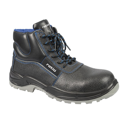 Bota de seguridad RATIO Aneto en color negro con detalles azules y suela gris, vista lateral tres cuartos.