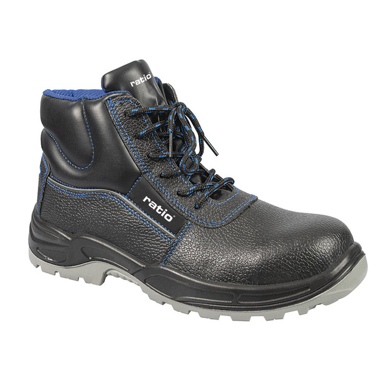 Bota de seguridad RATIO Aneto en color negro con detalles azules y suela gris, vista lateral tres cuartos.