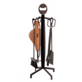Juego de accesorios para chimenea Flores Cortés de 4 piezas en soporte negro con escobilla, pala y tenazas.