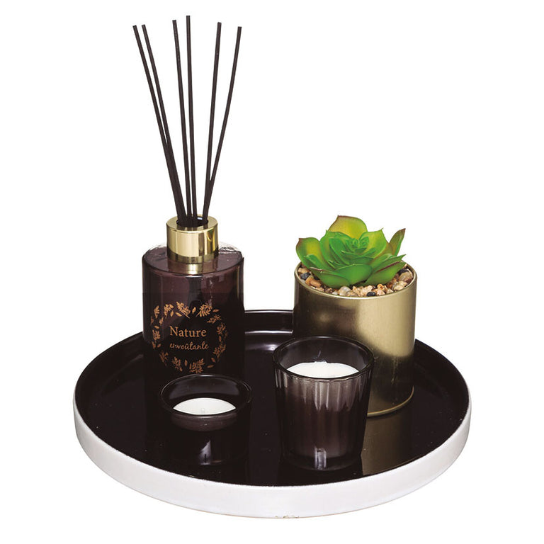 Juego decorativo con bandeja negra, difusor Nature Envoûtante, velas aromáticas y planta en maceta dorada.