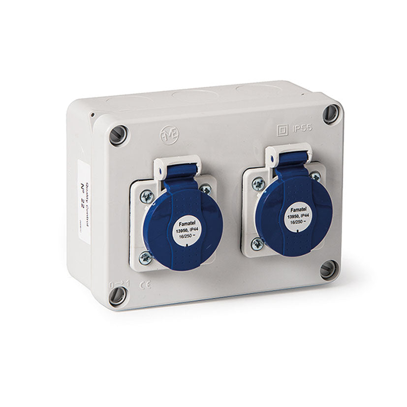 Caja de superficie estanca Famatel IP55 con 2 tomas de corriente azules y tapas protectoras
