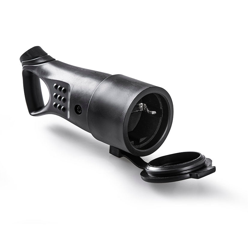 Base de enchufe aérea Famatel de goma negra con tirador ergonómico y tapa protectora abierta IP44