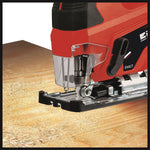 Detalle del cabezal de corte de la sierra caladora Einhell TC-JS 18 Li trabajando sobre una pieza de madera.