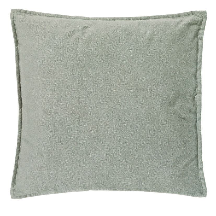 Cojín decorativo Lilou 45x45 cm color verde con relieve sutil y cierre desenfundable.