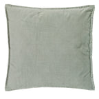 Cojín decorativo Lilou 45x45 cm color verde con relieve sutil y cierre desenfundable.