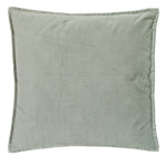 Cojín decorativo Lilou 45x45 cm color verde con relieve sutil y cierre desenfundable.