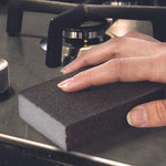 Limpieza de placa de cocina de acero inoxidable con estropajo mágico negro antirayaduras