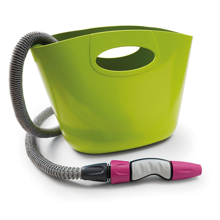 Kit de riego Aquapop color lima con manguera autoextensible, bolsa rígida y boquilla regulable.