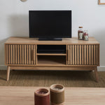Mueble mesa TV Klaus madera natural con puertas de listones y patas cónicas