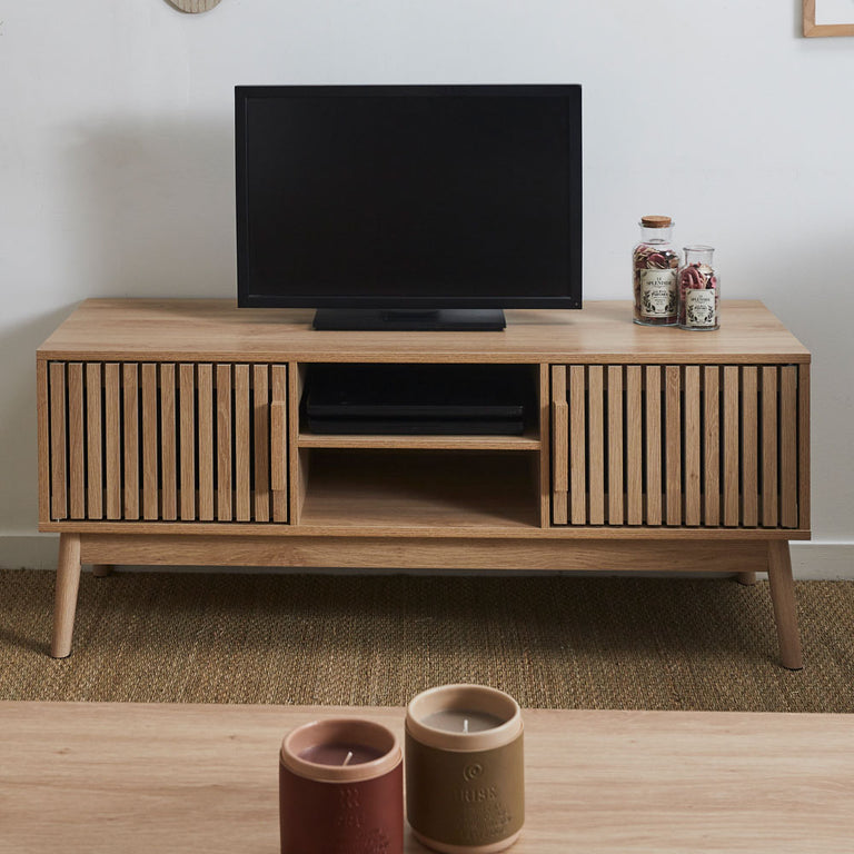 Mueble mesa TV Klaus madera natural con puertas de listones y patas cónicas