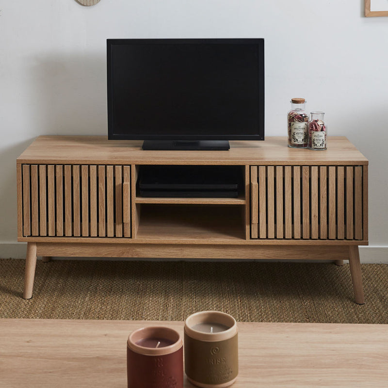 Mueble mesa TV Klaus madera natural con puertas de listones y patas cónicas