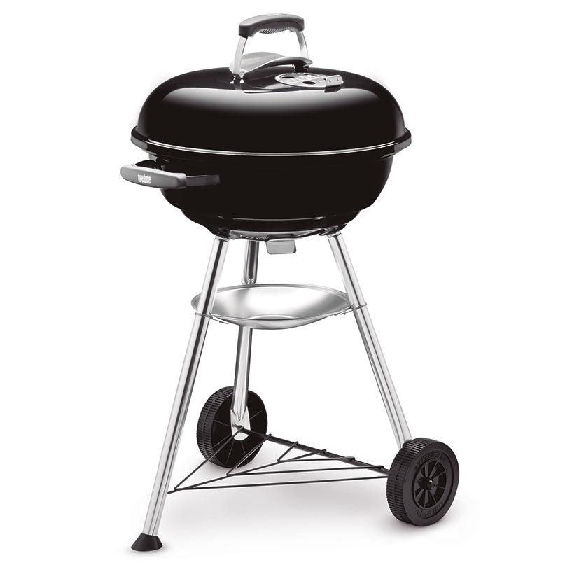 Barbacoa de carbón Weber Compact Kettle 47cm negra con tapa cerrada y ruedas de transporte.