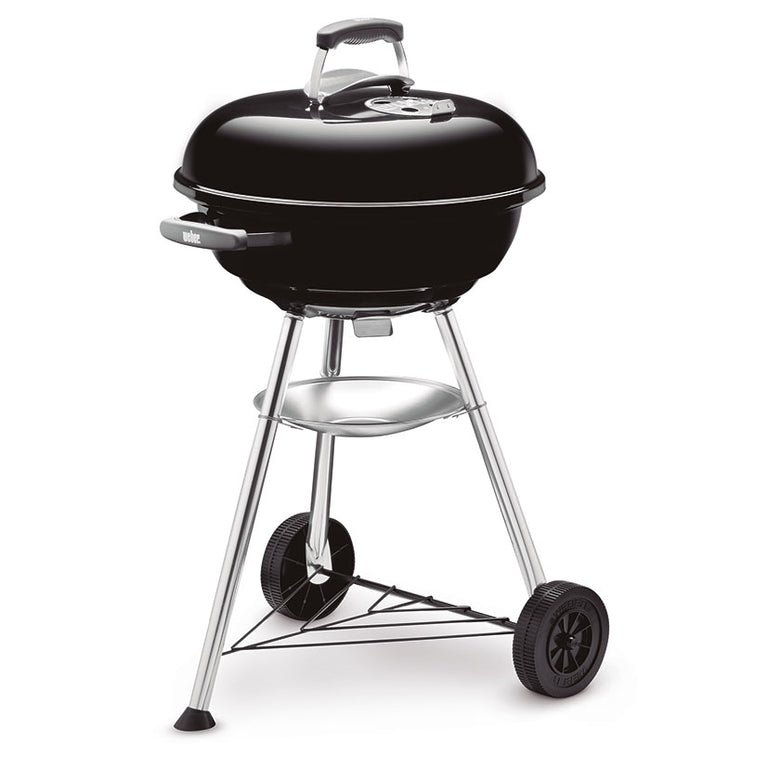 Barbacoa de carbón Weber Compact Kettle 47cm negra con tapa cerrada y ruedas de transporte.