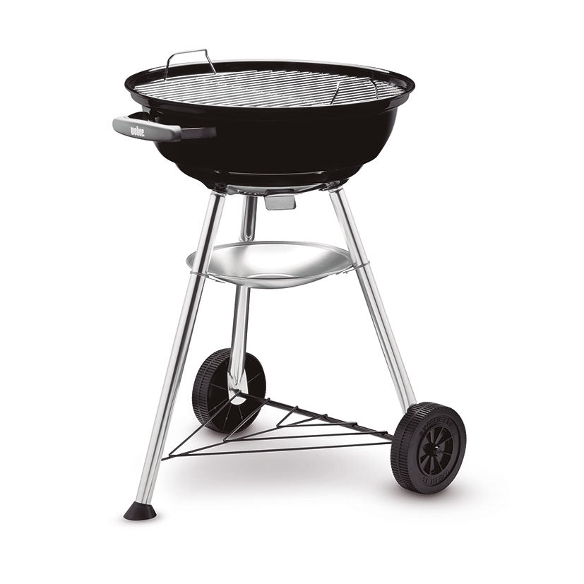 Vista de la parrilla de acero cromado de la barbacoa Weber Compact Kettle con la tapa retirada.