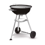 Vista de la parrilla de acero cromado de la barbacoa Weber Compact Kettle con la tapa retirada.