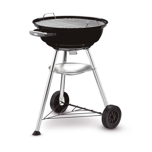 Vista de la parrilla de acero cromado de la barbacoa Weber Compact Kettle con la tapa retirada.
