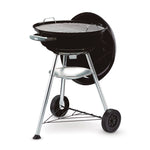 Barbacoa Weber Compact Kettle abierta con la tapa sujeta lateralmente mediante gancho integrado.