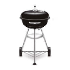 Vista frontal de la barbacoa Weber Compact Kettle de 47cm mostrando el plato recogedor de cenizas.