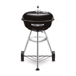 Vista frontal de la barbacoa Weber Compact Kettle de 47cm mostrando el plato recogedor de cenizas.