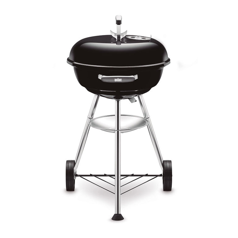 Vista frontal de la barbacoa Weber Compact Kettle de 47cm mostrando el plato recogedor de cenizas.