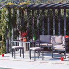 Ambiente de exterior con el conjunto Córcega instalado en una terraza moderna bajo una pérgola